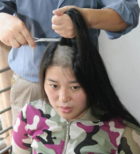 《 图片//超级长发女"小红"被剃光头之全程实录 .