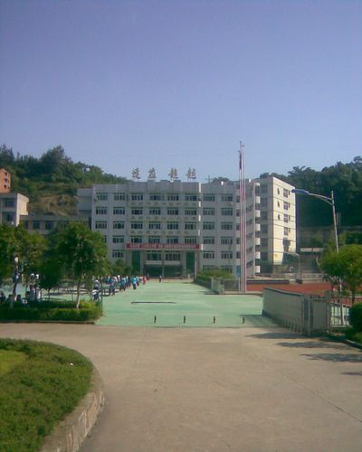 达州市达县中学校园风光(环保,绿色,大气,唯一一点不足山上)