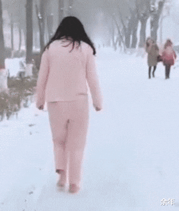 江苏徐州冰天雪地,女子光着腿等公交,边等边流泪