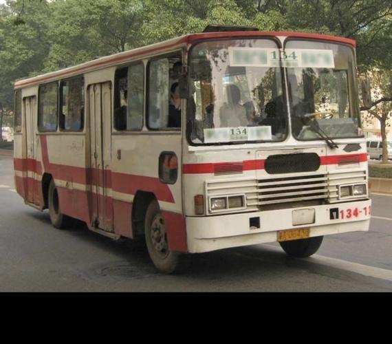 改革开放前,我们的出行基本依靠公交出行,那时的公交车乘坐根本谈不上