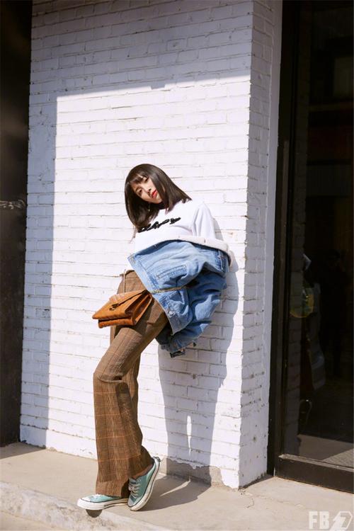 王紫璇冬日潮范街拍帆布鞋唤醒青春气息