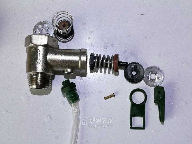 拆个史密斯电热水器上的泄压阀清洗一下