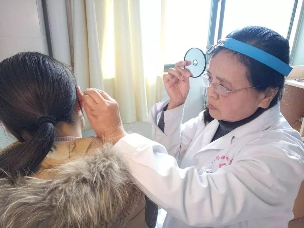 张医生在做检查