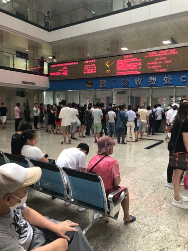 肿瘤医院的门诊大厅,我们去的时候已经是10点半了但是收费处人还是