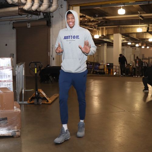 开战在即字母哥与米德尔顿抵达比赛场馆