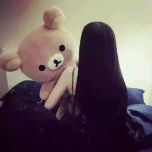 男生背对着身抱着熊的头像,和这个是情侣的,急!