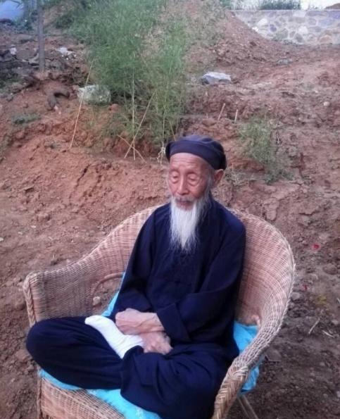 于是出山后的张至顺道长被海南的玉蟾宫请来当掌门,之后就一直在道观