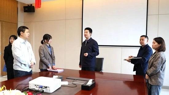 在中伟集团公司查阅资料