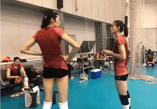 这说明女排内部的氛围非常好,朱婷也针对李盈莹的一些技术特点,告诉她