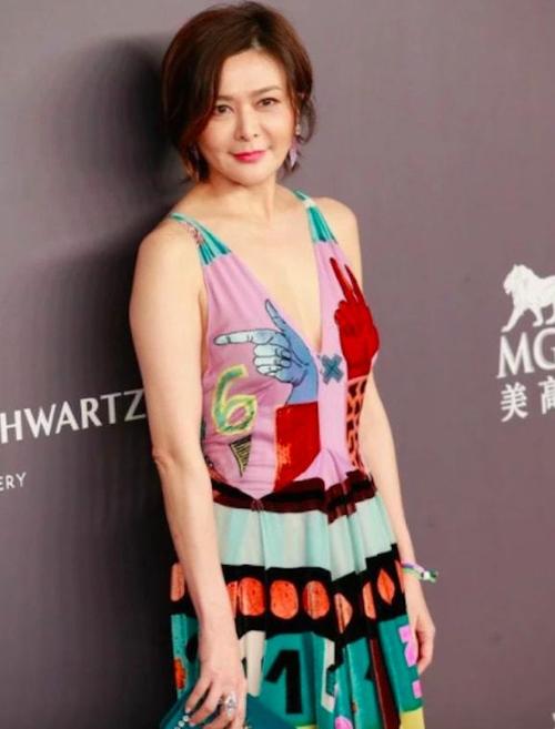 关之琳太敢穿了身着粉色碎花深v裙细看衣服图案好尴尬