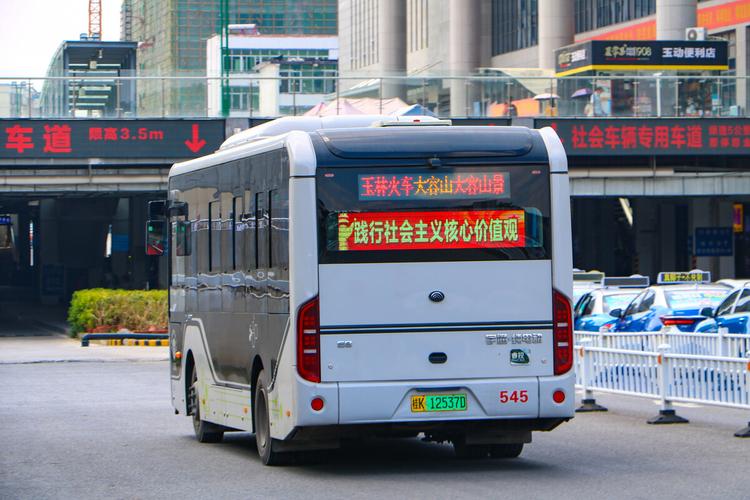 宇通e8i临时开行大容山旅游专线