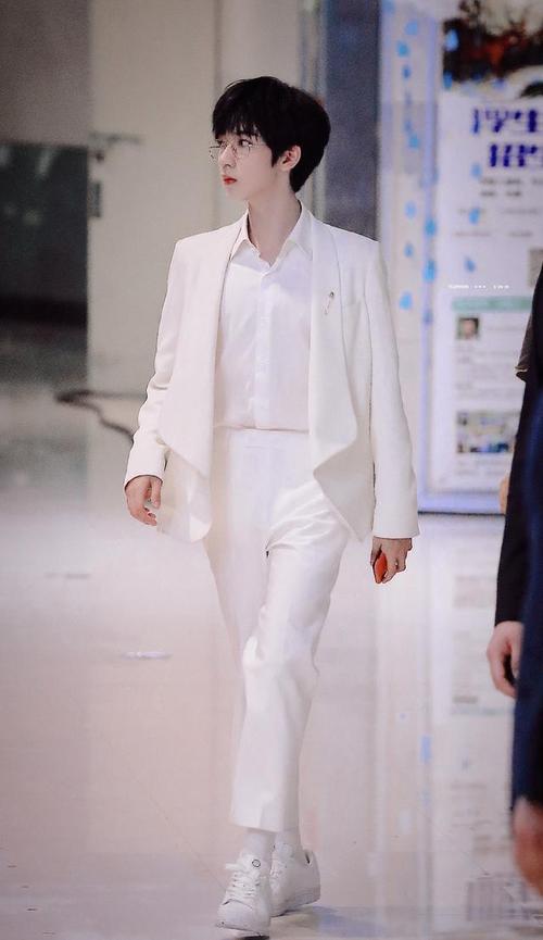 时代少年团贺峻霖白衣图片:真的是小仙子一个