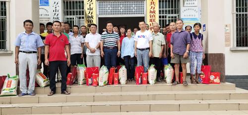 2020年9月28日下午16时,万宁市第三中学校领导在中秋佳节来临际,带着