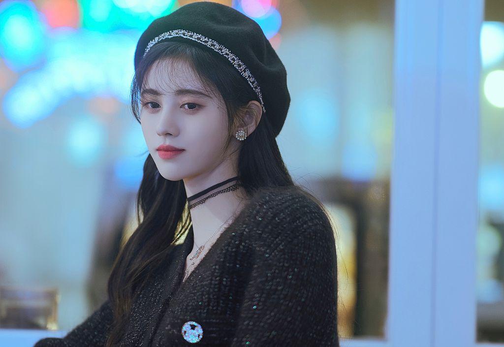 鞠婧祎造型大片文艺清新.鞠婧祎霓虹大片氛围拉满.