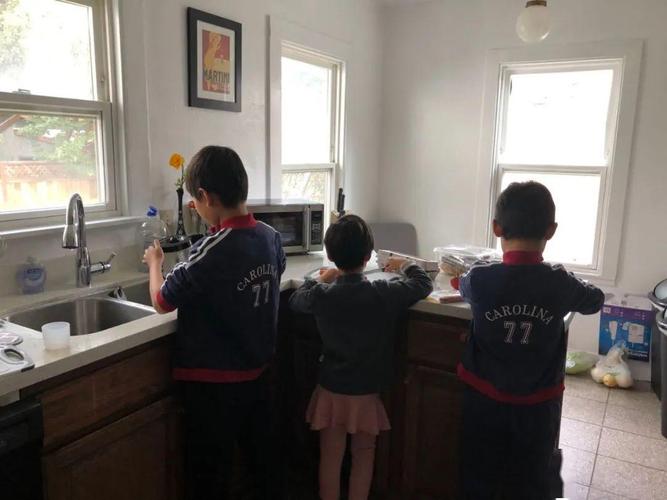 后来受小橡树幼儿园的创办人王甘老师,孩子在美国去的瑞吉欧幼儿园,和