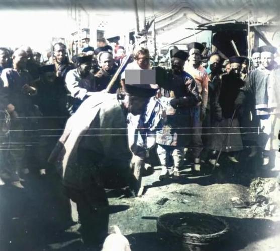 最后这位女犯人身体各个部分都会被装进篮子当中,凌迟处死就到此结束.