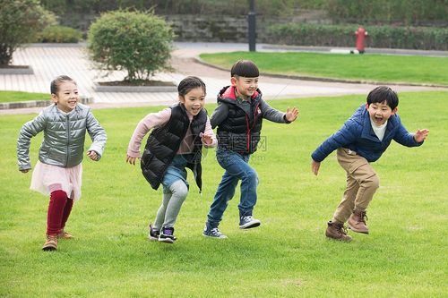 一起跑步的小朋友