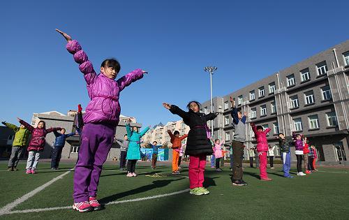 蓝天重现 北京中小学生恢复户外活动