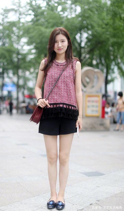 街拍艺术:夏天,短裤是最能突出美女大长腿的利器