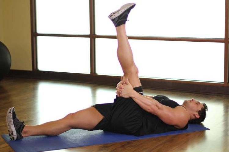 抬腿腘绳肌拉伸动作图解:抬腿腘绳肌拉伸视频教学:等级:初学者设备