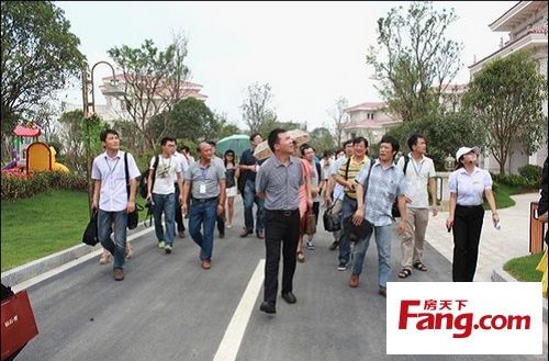 区域总裁谢金雄陪同苏皖媒体参观碧桂园滨湖城钻石&middot;墅示范区