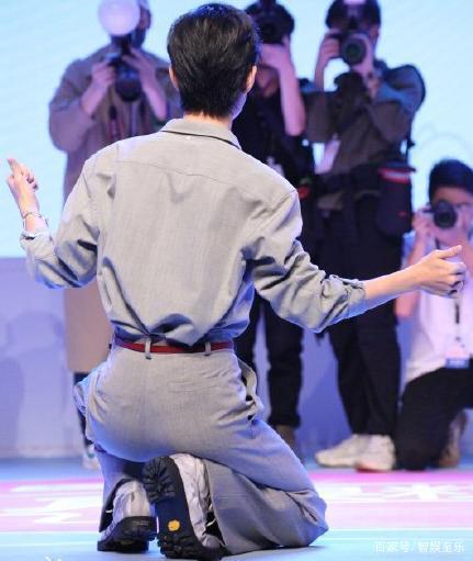 杨幂被质疑整容后又传穿垫臀裤凹身材,肖战居然也有这种遭遇