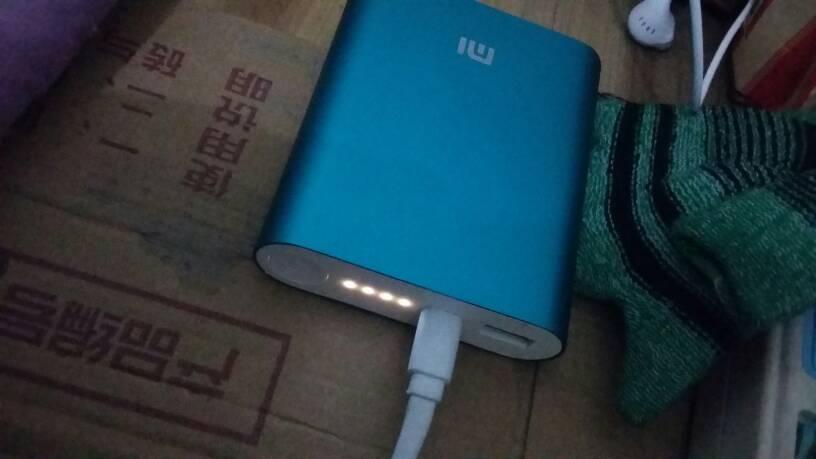 小米充电宝10400毫安的,在充电时四个指示灯全都闪烁是怎么回事?