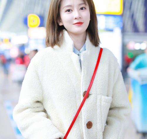 赵露思和乔欣,相差5岁,都搭配羊羔毛外套,少女感居然不分上下