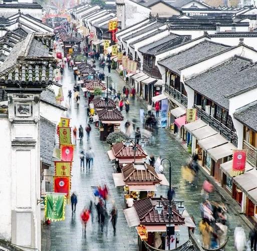 河坊街,本地人压根儿不去,哈哈哈.                  南京