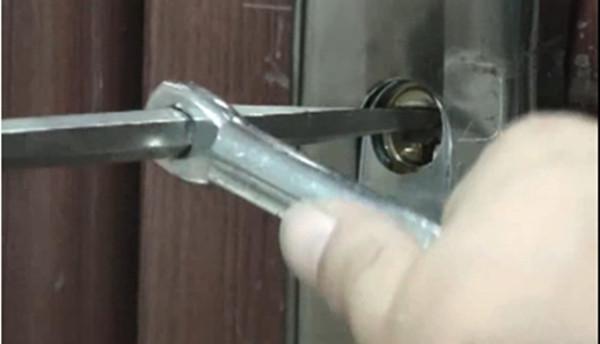 的小偷可能使用的开锁方式,他们通过使用螺丝刀(起子)将钥匙孔破坏