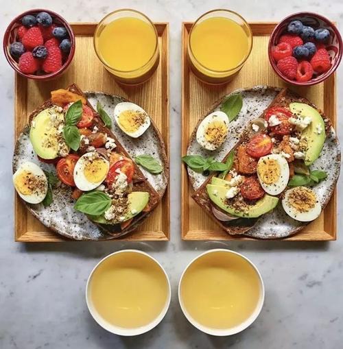 他365天不间断地给另一半做早餐,并且摆盘都是对称造型.