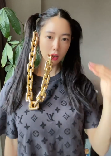 亚洲第一美女克拉拉嘴叼金链子大锁链比手指还粗扭腰俏皮扮嫩