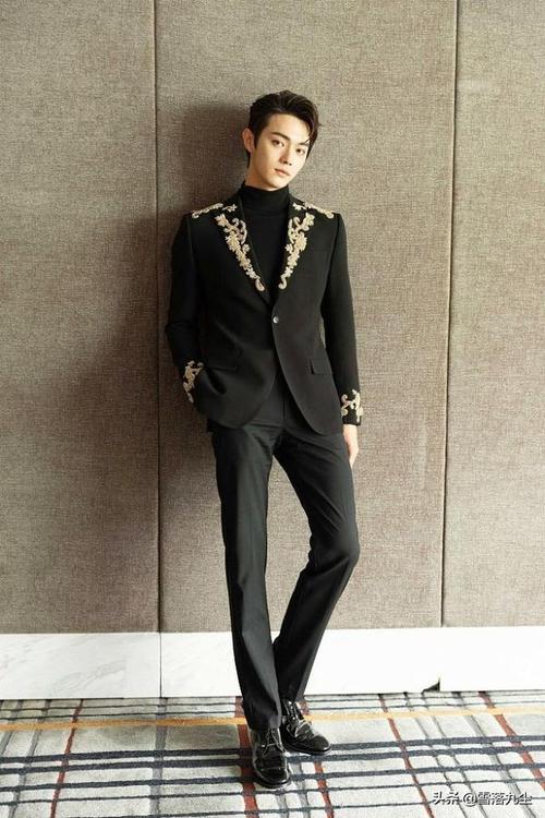 许凯鎏金黑西装最新帅气写真精致迷人