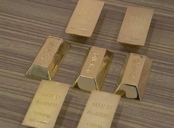 男子凿洞偷金店,到手7根1000克大金条!仔细一看,太奔溃了.
