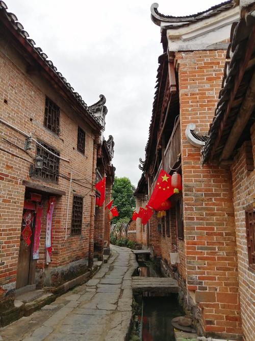 深深的巷道,发亮的青石板,红墙黑瓦,千年古村富川福溪