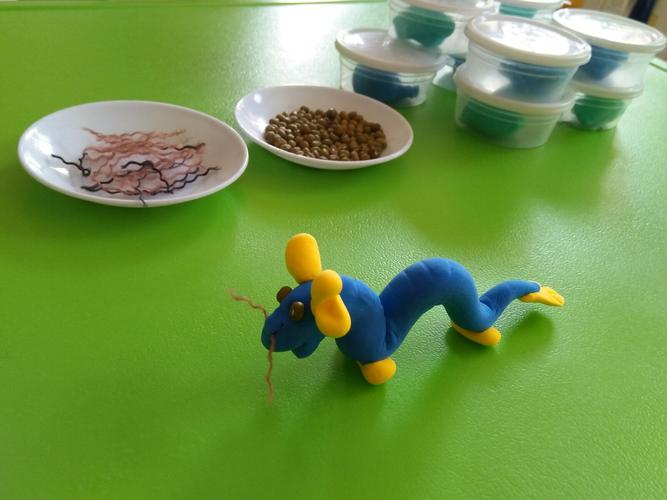 今天,中二班宝贝们用轻体彩泥捏制中国龙,感受