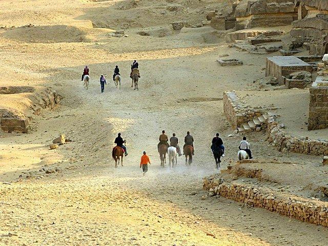 开罗的吉萨高原位于撒哈拉沙漠边缘,除了古老的金字塔,还可以欣赏到