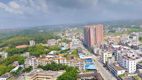 广东茂名化州市平定镇:城镇三面临水,是省级中心镇