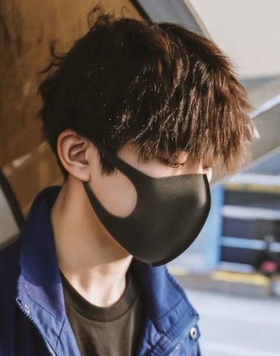 易烊千玺三七分vs锡纸烫,看到最后一张图,粉丝:小眼神