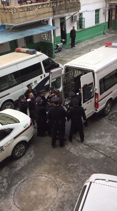 押上囚车还这么嚣张. 你可能未见过的镜