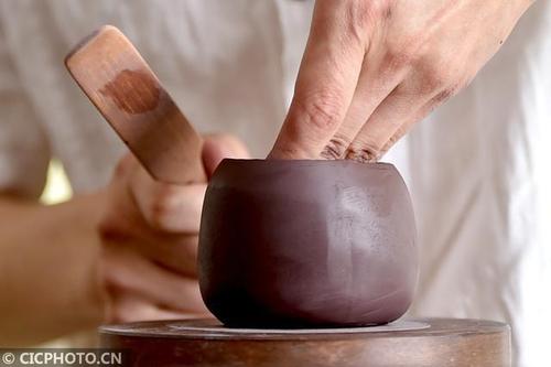 2006年5月,宜兴紫砂陶制作技艺被列入第一批国家非物质文化遗产名录