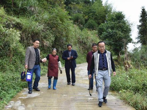 监狱党委委员,副监狱长卢伟一行6人 来到扶贫联系点凤冈县红安村