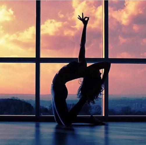 练瑜伽背影图片 (第1页)