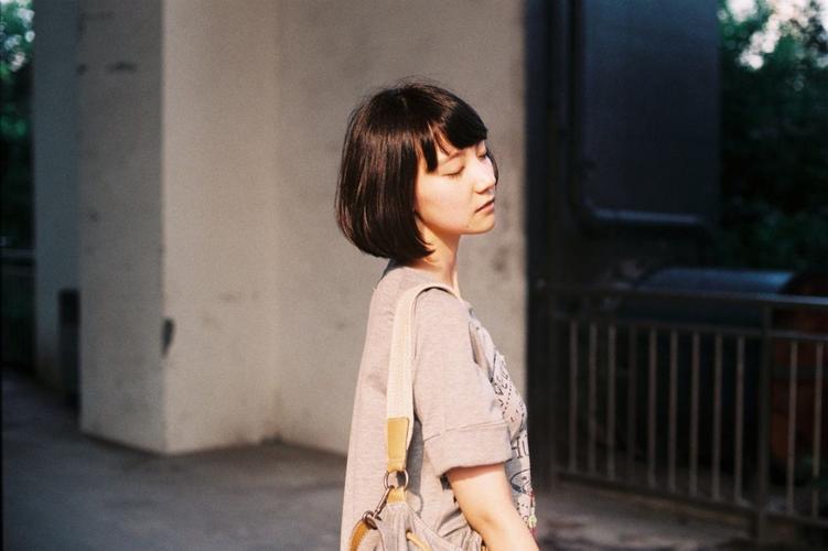 朋友圈晒剪短发的句子 剪了短头发的说说心情句子