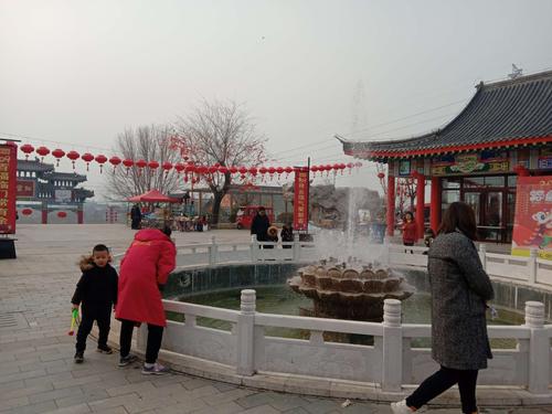 冯宗卿一家去费县红云小镇游玩(元宵节)