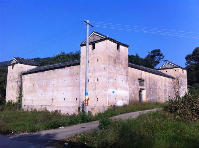 渔仔潭围,又称"客家酒堡",位于赣州市龙南县里仁镇新里村渔仔潭,距