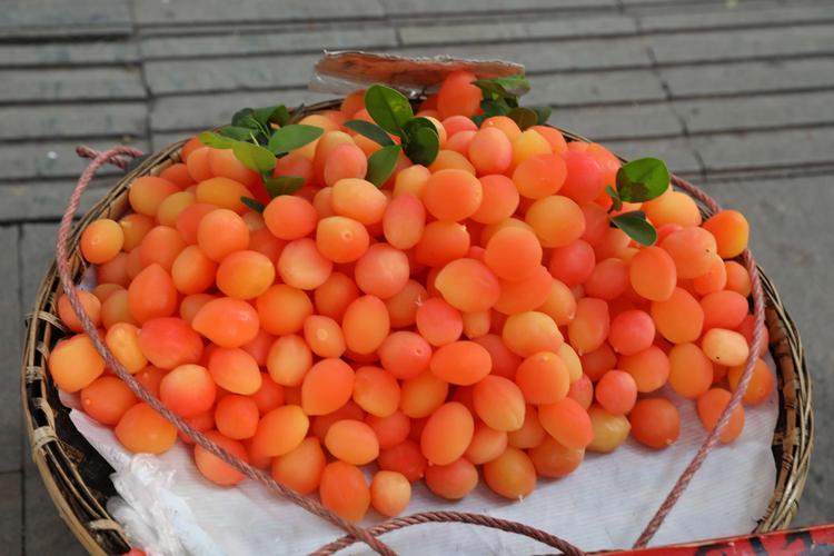 金西梅的颜色是否染色所致?