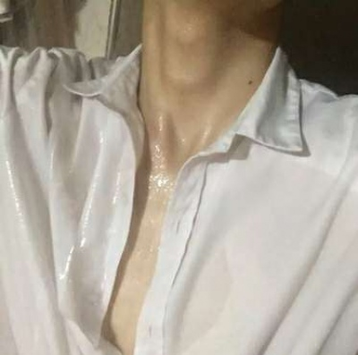 露锁骨的头像 男生图片