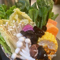 吃鸡喝汤,已是最完美搭配,再加上腊味煲仔饭,没有其它配菜也很满足了.