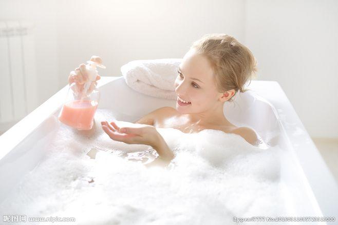 美女泡泡澡